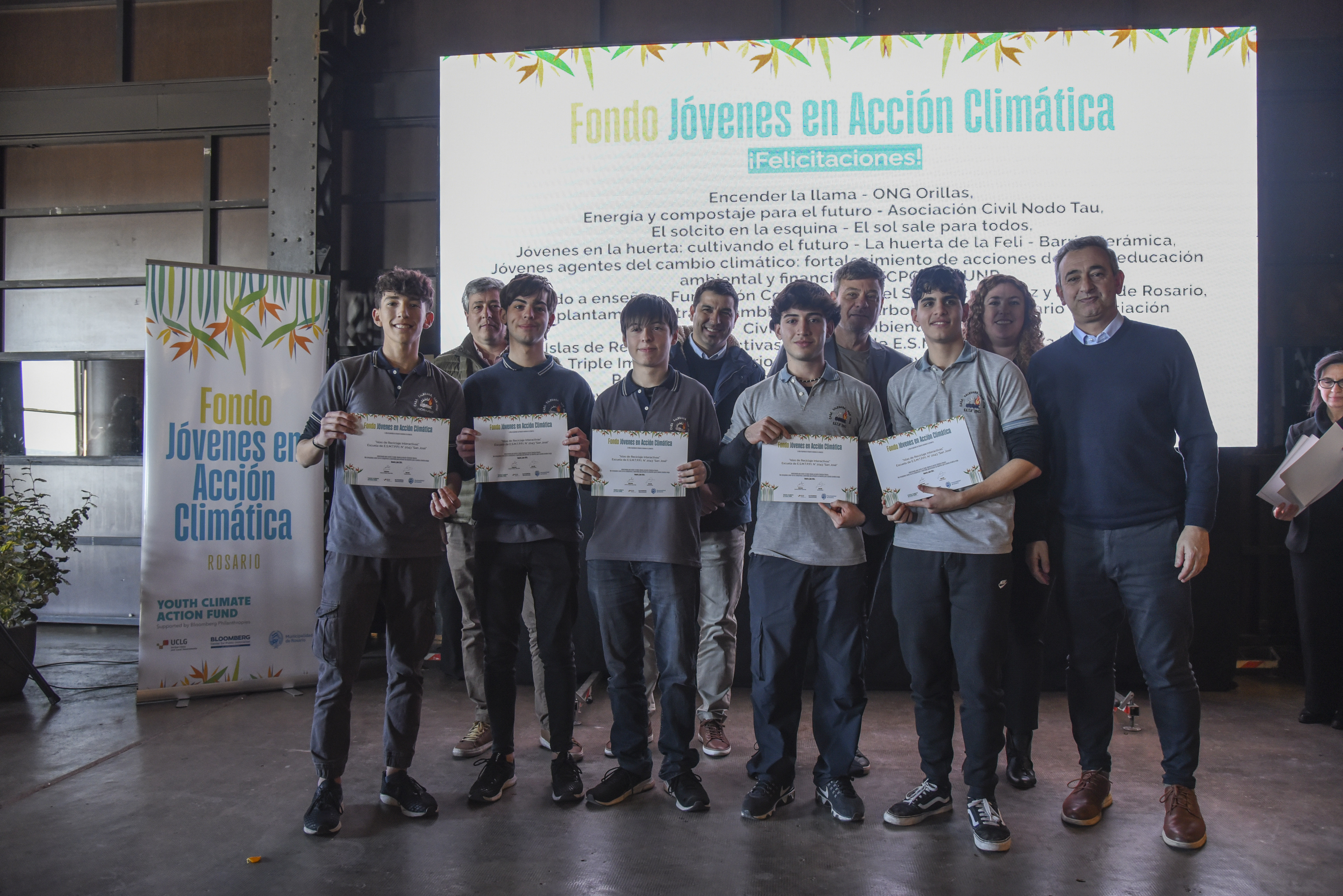 Jovenes recibiendo diploma